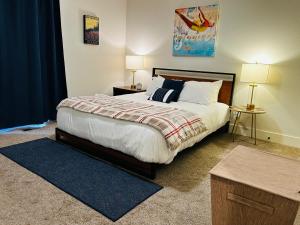博伊西VogueTown的一间卧室配有一张带两张桌子和两盏灯的床。