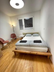 维也纳Nice rooftop hostel的一间卧室,卧室内配有一张大床