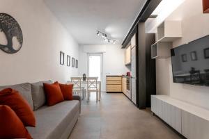 维罗纳Verona Urban Apartment的客厅配有沙发和桌子