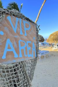 蓬塔卡纳Playa Palmera Beach Resort的海滩上读过 ⁇ 疮的标志