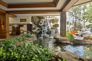 檀香山Nalu Malu 1 Bedroom @Waikiki Banyan 1 Free Parking的酒店大堂的瀑布