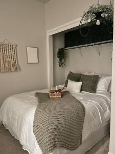 奥克兰Jack London square stylish luxury 1BD apartment的卧室配有一张白色的床,上面有篮子