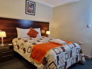 卡哈马卡Hotel Los Nogales的一间卧室配有一张大床和木制床头板