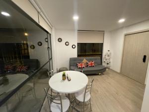 萨利纳斯Suite Nueva en Salinas - Chipipe, en conjunto privado的客厅配有白色桌子和沙发