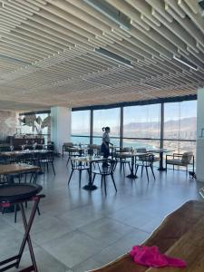 安托法加斯塔Espectacular vista Antofagasta的坐在餐桌旁,餐桌旁,椅子上