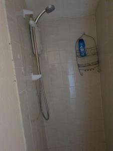 LitherlandLitherland Apartment的浴室内配有淋浴和头顶淋浴