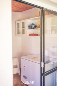 亚拉kunak的带冰箱的厨房,配有白色橱柜