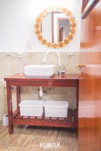 亚拉kunak的浴室配有盥洗盆和镜子