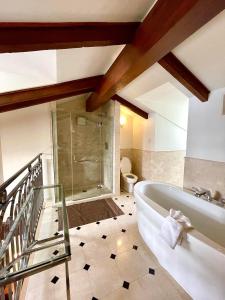 魁北克市奥特伊玛诺庄园酒店的设有带浴缸和淋浴的浴室。
