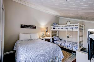 埃迪斯托艾兰Driftwood Villa - 269的一间卧室配有一张床和一张双层床。