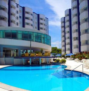 热河市APARTAMENTO AGUAS DA SERRA 713 A的一座大型建筑,设有大型蓝色游泳池