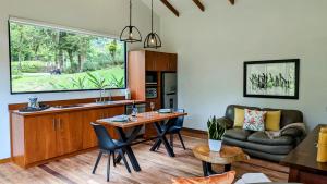 蒙泰韦尔德哥斯达黎加UNFORGETTABLE PLACE,Monteverde Casa Mia near main attractions and town的厨房以及带桌子和沙发的客厅。