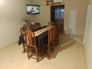 特尔马斯德里奥翁多La tranquila termal的一间带桌椅和电视的用餐室