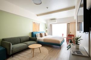 东京Section L Hamamatsucho的客厅配有沙发和1张床