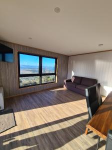 Mount RumneyMount Rumney Escapes - 3 Seaview Wombat House的客厅配有沙发和桌子
