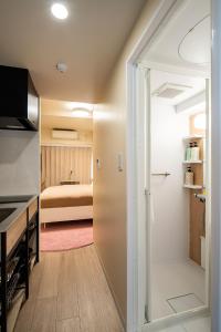 东京Section L Hamamatsucho的一间设有厨房和一间卧室的客房