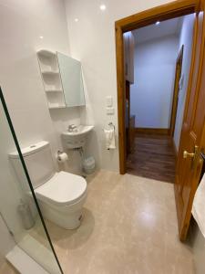 弗里曼特RIALTO SUITES Fremantle的白色的浴室设有卫生间和水槽。
