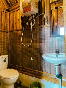 希维德Saung Arjuna Syandana Resort的一间带卫生间和水槽的浴室