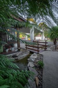 阿米代尔阿米代尔全季汽车旅馆的一座在有植物的院子中的小溪上的桥梁