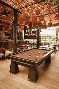 坎昆Nomads Hotel, Hostel & Rooftop Pool Cancun的餐厅里一张带球的台球桌
