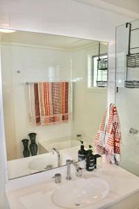 拜伦湾The Byron Bay Guesthouse的一间带水槽和镜子的浴室