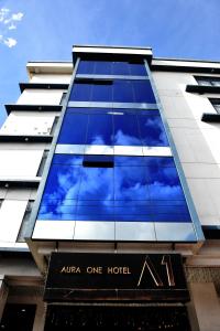 碧瑶Aura One Hotel的窗户上反射天空的建筑