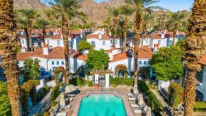 拉昆塔SV006 Secluded Spa Villa Studio at LQ Resort的享有度假村的空中景致,设有游泳池和棕榈树