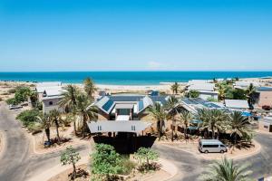 埃克斯茅斯曼塔雷宁格罗海滩度假酒店的享有棕榈树和海洋度假村的空中景致