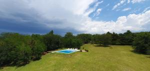 波特雷罗德加雷Cabañas Sonnenblumen的游泳池的顶部景色