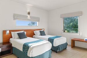 埃克斯茅斯曼塔雷宁格罗海滩度假酒店的酒店客房设有两张床和窗户。