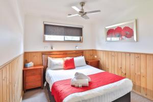 米尔迪拉米尔迪拉BIG4逍遥游酒店的一间卧室配有一张带红色毯子的床