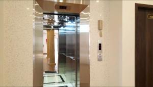 Kiến AnAdal Motel的玻璃电梯,在有柱子的房间