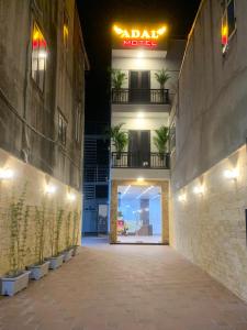 Kiến AnAdal Motel的夜间酒店空的走廊