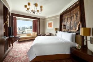 曼谷曼谷香格里拉大酒店 的一间带白色大床的卧室和一间客厅