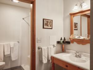 莱文沃思安娜膳食公寓酒店的一间带水槽、卫生间和镜子的浴室