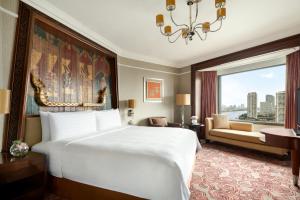 曼谷曼谷香格里拉大酒店 的一间卧室设有一张大床和一个大窗户