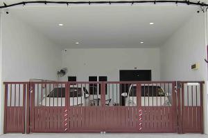 实兆远New Single Storey Homestay @ Sitiawan 3R2B (6-9PAX) _Feb Moment Homestay的两个停泊汽车的房间的红色门