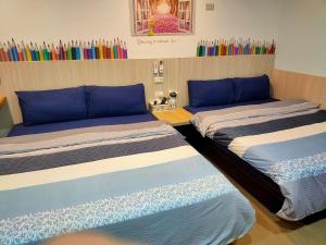 Wenquan知本温泉龙泉居的色彩缤纷的客房内的两张床
