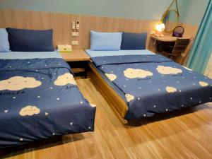 Wenquan知本温泉龙泉居的两张床铺 - 含熊猫毛毯的酒店客房