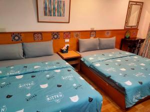 Wenquan知本温泉龙泉居的两张睡床彼此相邻,位于一个房间里
