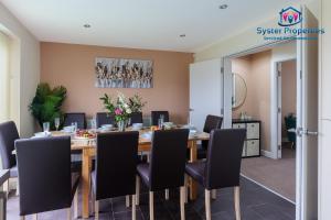 莱斯特Syster Properties Serviced Accommodation Leicester 5 Bedroom House Glen View的一间带桌椅的用餐室