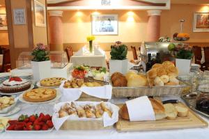 贝尔格莱德雷克斯酒店的餐桌上摆放着许多不同类型的面包和糕点