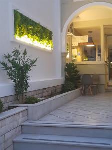 费拉安东尼酒店 的墙上有植物的建筑的大厅