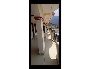 乌德尔格希Hotel Krish Motel and Restaurant, Uttarkashi的从大楼的阳台上可欣赏到风景
