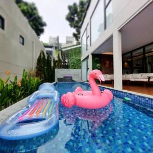 万隆Villa Daun at Dago Village的游泳池里的粉色天鹅