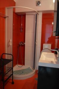艾拉方索斯Almiriki的带淋浴、卫生间和盥洗盆的浴室