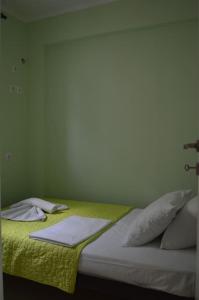 艾拉方索斯Almiriki的一张带黄色毯子和枕头的床