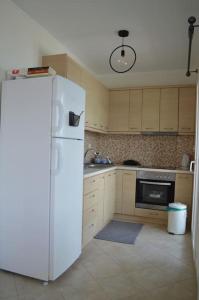 艾拉方索斯Almiriki的厨房配有白色冰箱和炉灶。