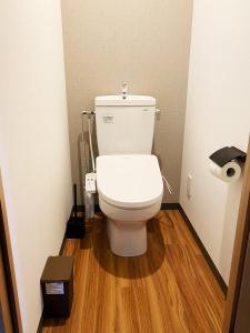 二世古Q FOX BLACK DIAMOND HOTEL的铺有木地板的带卫生间的浴室