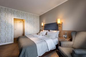 弗伦斯堡瓦斯勒本酒店的酒店客房,配有一张床和两把椅子